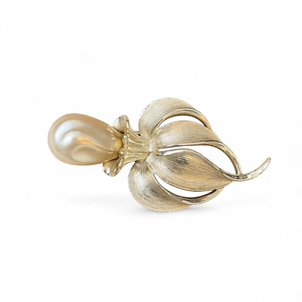 Sarah Coventryβ Vintage Gold Tone Brooch Peal Retro Glam Old Money Quiet Luxury